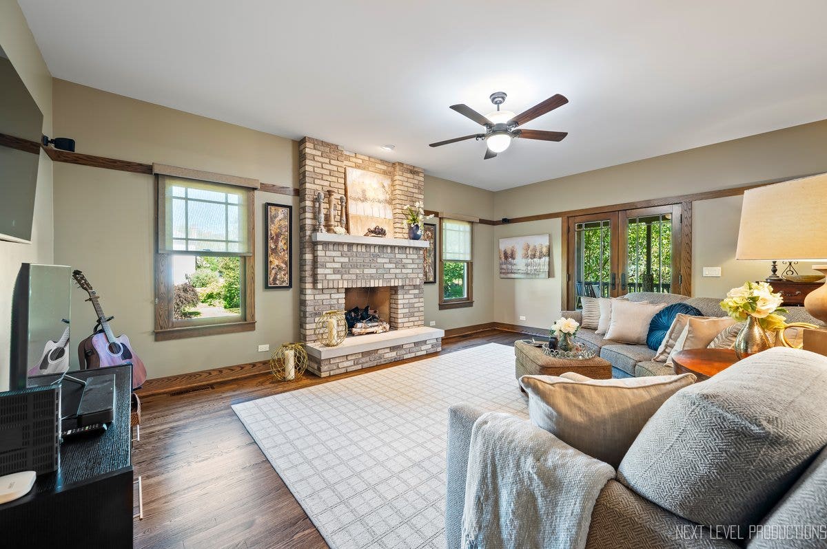 627 Ritter Drive, Batavia, IL 60510 Family room with fireplace