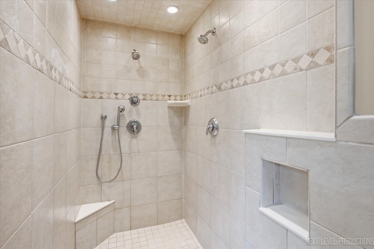 627 Ritter Drive, Batavia, IL 60510 627 Ritter Drive, Batavia, IL 60510