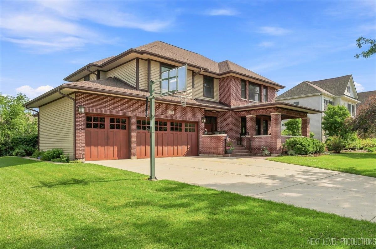 627 Ritter Drive, Batavia, IL 60510 627 Ritter Drive, Batavia, IL 60510