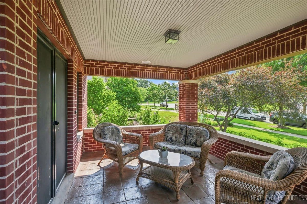 627 Ritter Drive, Batavia, IL 60510 Front Porch