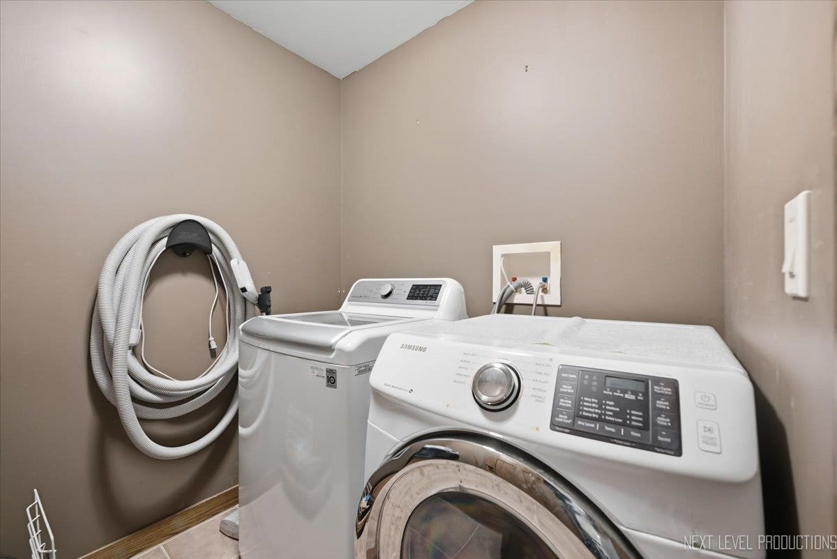 627 Ritter Drive, Batavia, IL 60510 Upper Level Laundry