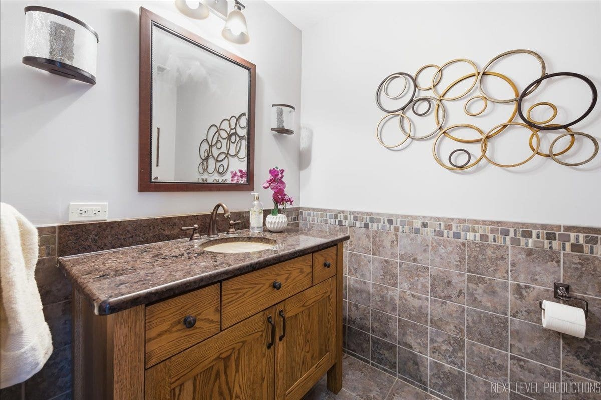 627 Ritter Drive, Batavia, IL 60510 Hall half bath