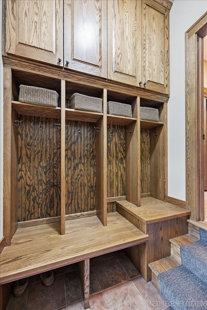 627 Ritter Drive, Batavia, IL 60510 Locker custom mudroom