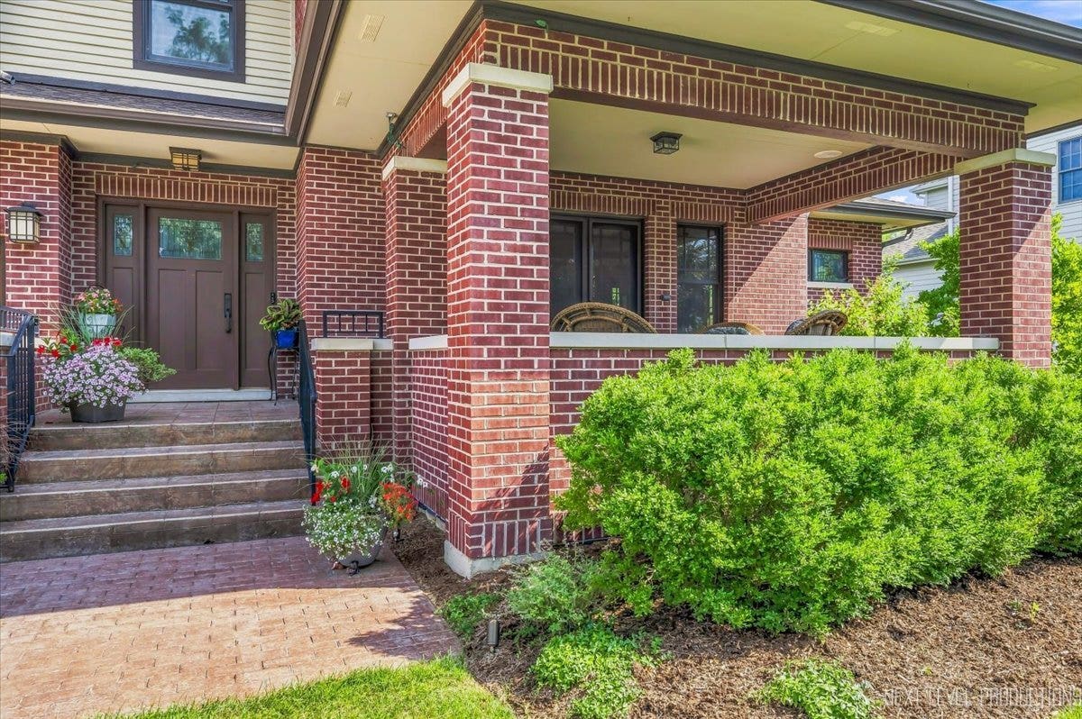 627 Ritter Drive, Batavia, IL 60510 Front Porch
