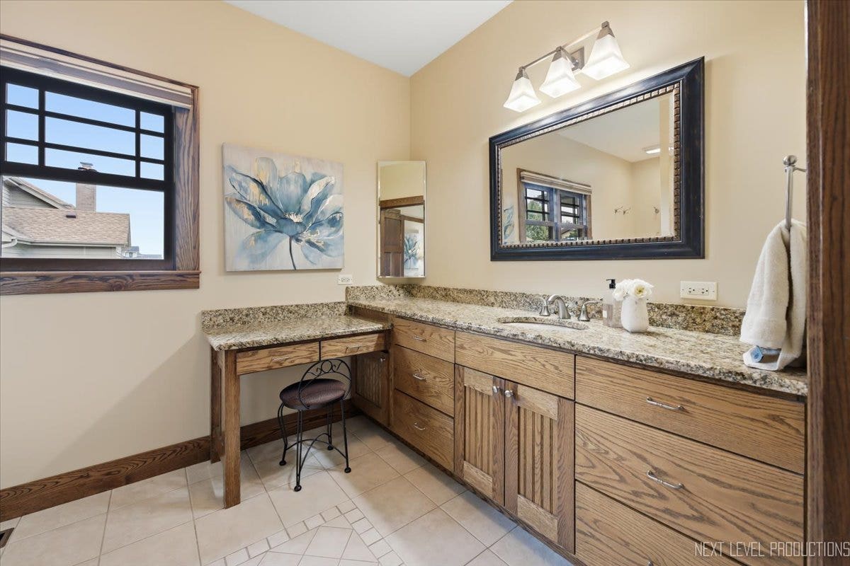 627 Ritter Drive, Batavia, IL 60510 Master Bath vanity area