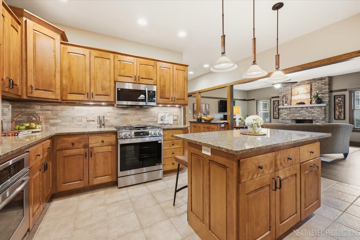 627 Ritter Drive, Batavia, IL 60510 Kitchen with Island