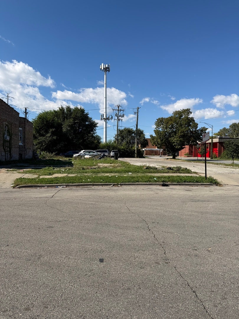 6700 S Eberhart Avenue, Chicago, IL 60637 6700 S Eberhart Avenue, Chicago, IL 60637