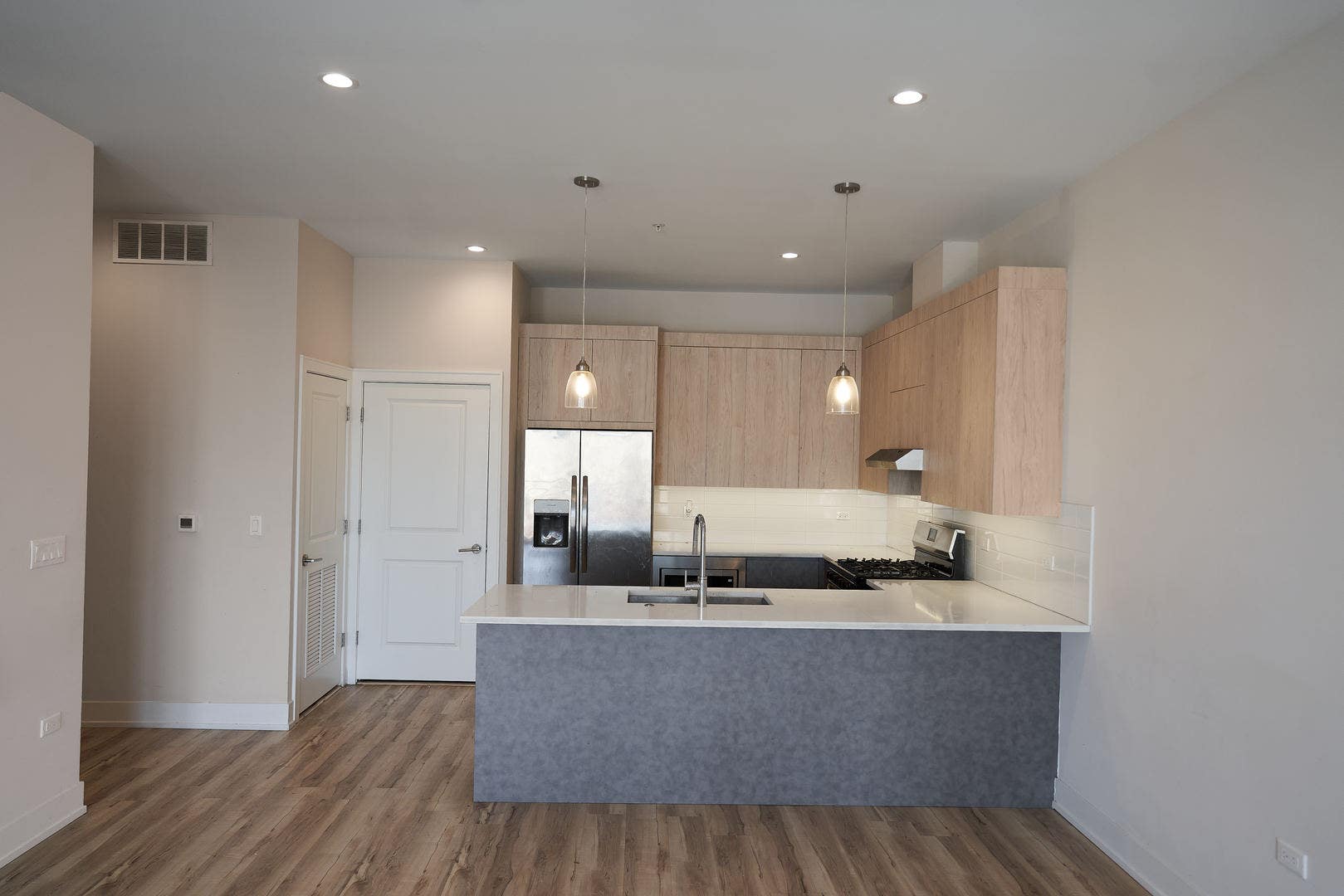 926 E 43rd Street, #203, Chicago, IL 60653 926 E 43rd Street, #203, Chicago, IL 60653