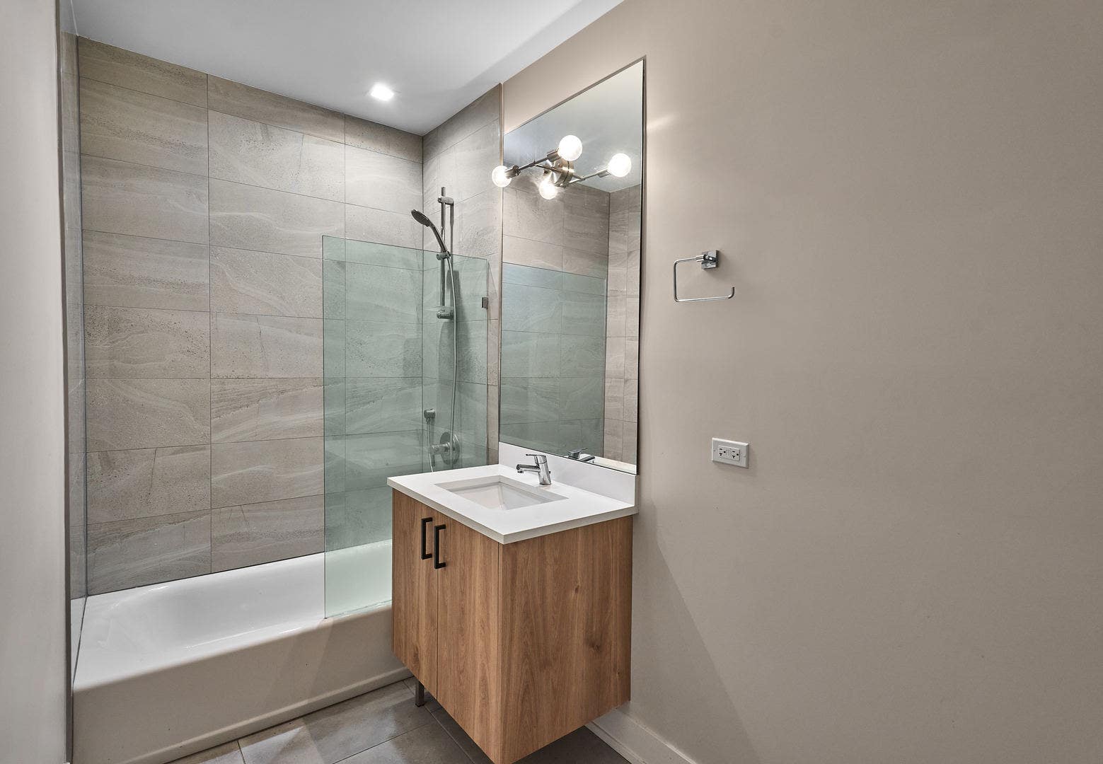 926 E 43rd Street, #203, Chicago, IL 60653 926 E 43rd Street, #203, Chicago, IL 60653
