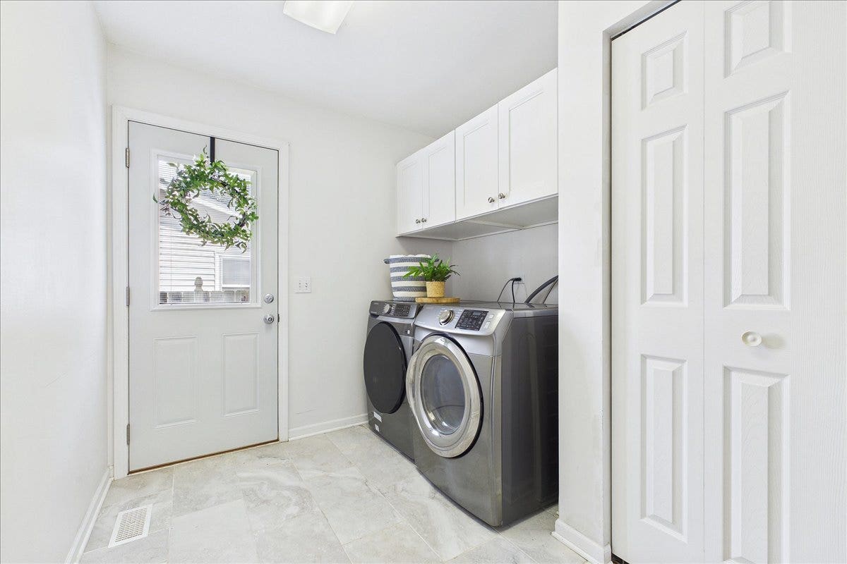 33202 N Woodland Terrace, Grayslake, IL 60030 First Floor Laundry/Mudroom