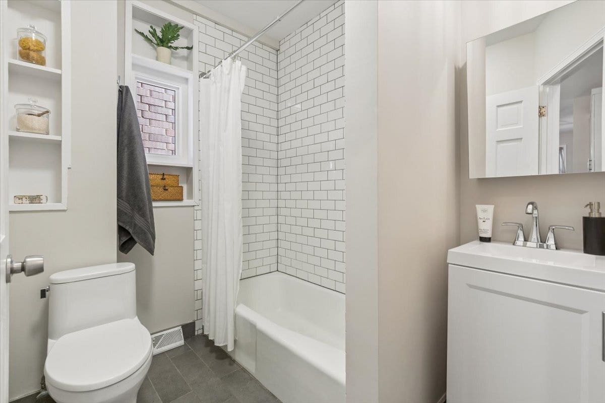 616 W Willow Street, Chicago, IL 60614 616 W Willow Street, Chicago, IL 60614