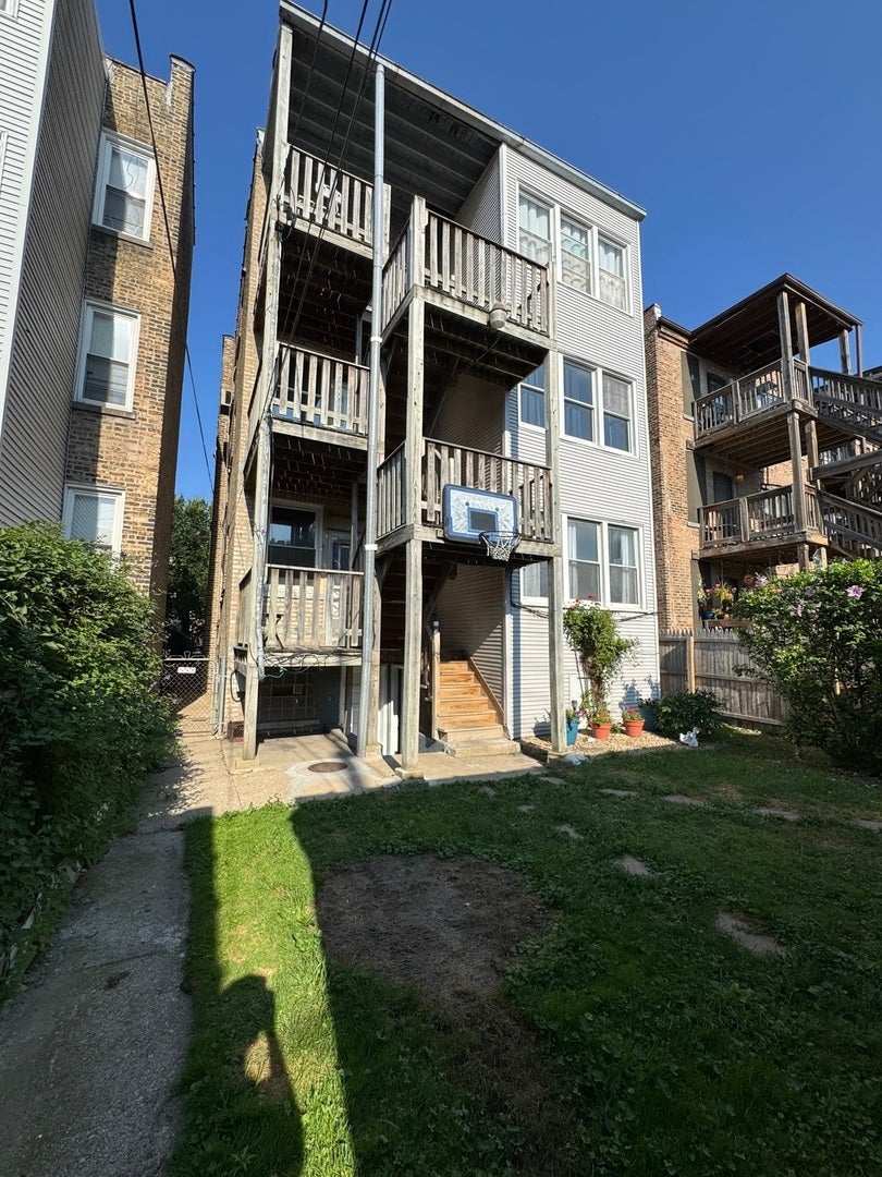 6335 N Claremont Avenue, Chicago, IL 60659