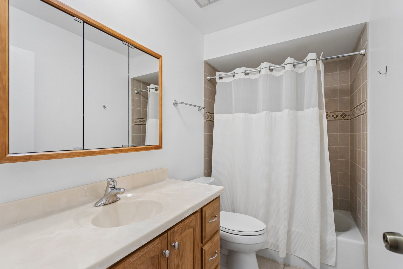 7510 Farmingdale Drive, #210, Darien, IL 60561 7510 Farmingdale Drive, #210, Darien, IL 60561