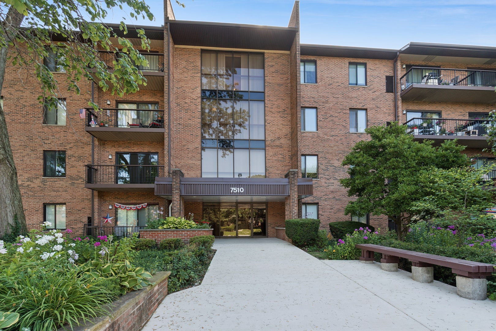 7510 Farmingdale Drive, #210, Darien, IL 60561 7510 Farmingdale Drive, #210, Darien, IL 60561