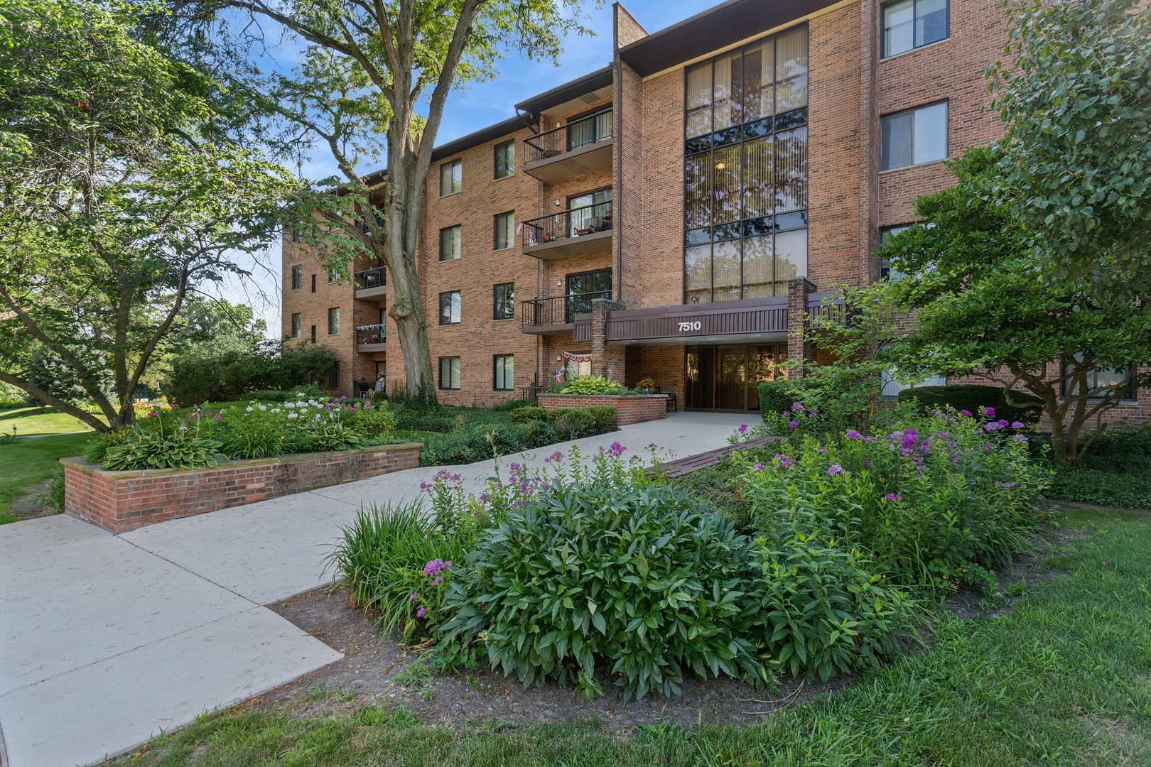 7510 Farmingdale Drive, #210, Darien, IL 60561 7510 Farmingdale Drive, #210, Darien, IL 60561