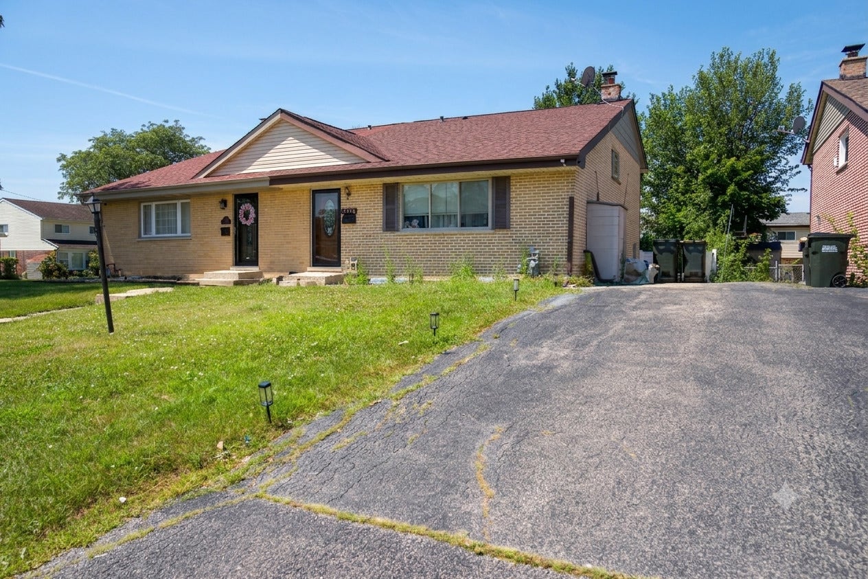 9406 N Oak Avenue, Des Plaines, IL 60016 9406 N Oak Avenue, Des Plaines, IL 60016