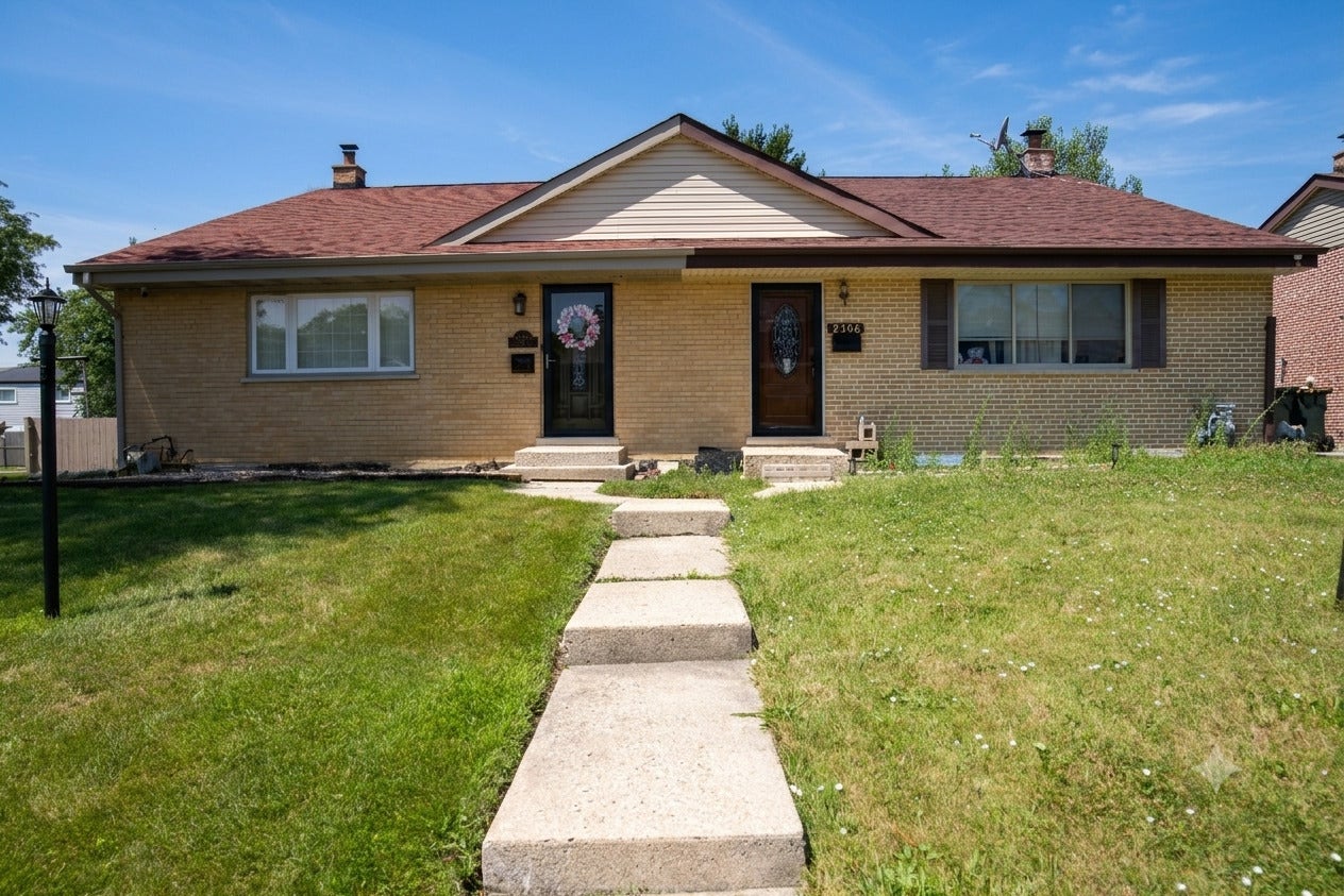 9406 N Oak Avenue, Des Plaines, IL 60016 9406 N Oak Avenue, Des Plaines, IL 60016