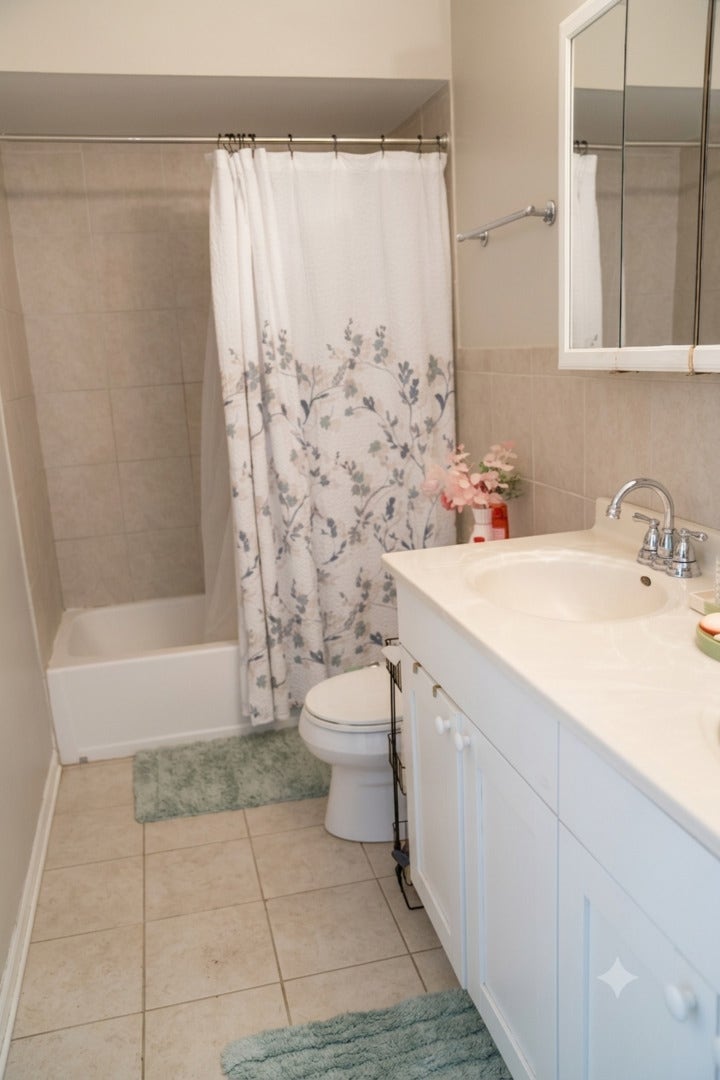 9406 N Oak Avenue, Des Plaines, IL 60016 9406 N Oak Avenue, Des Plaines, IL 60016