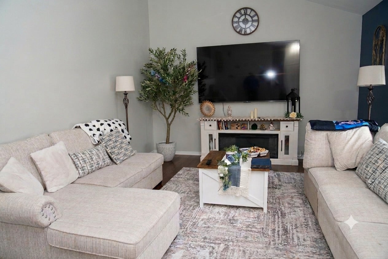 9406 N Oak Avenue, Des Plaines, IL 60016 9406 N Oak Avenue, Des Plaines, IL 60016
