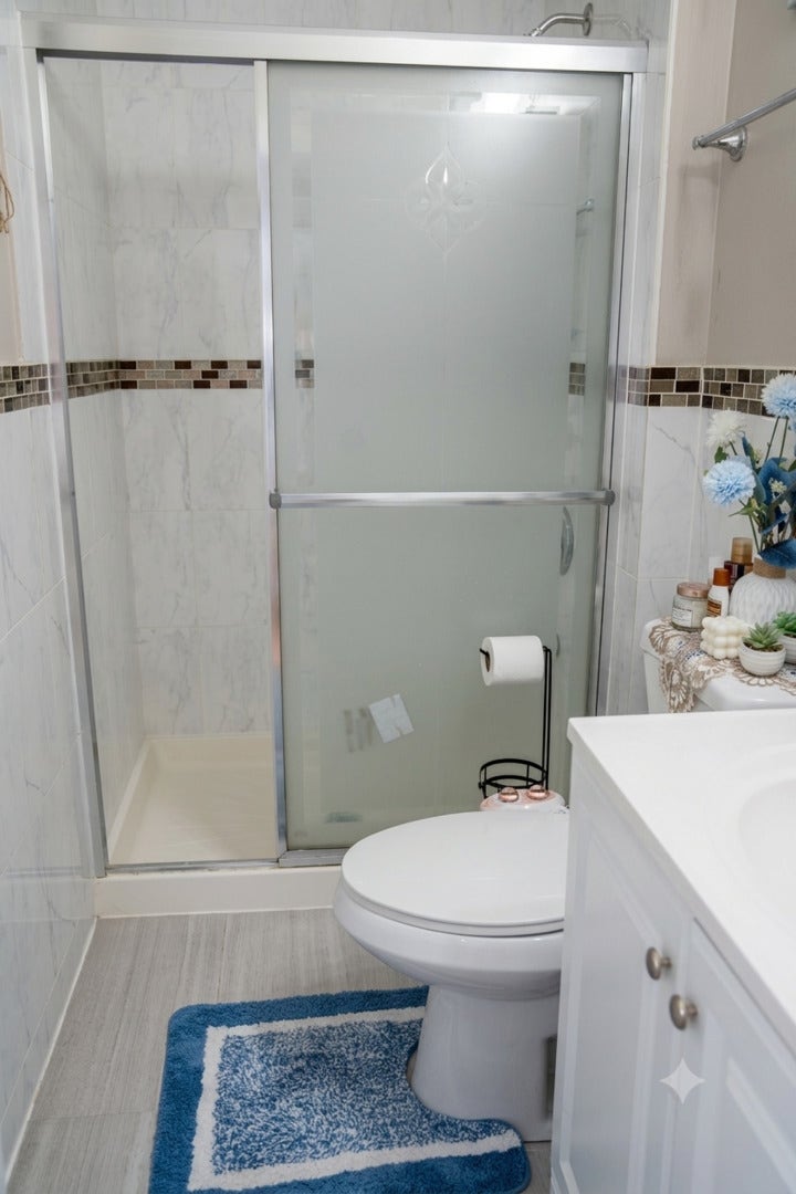 9406 N Oak Avenue, Des Plaines, IL 60016 9406 N Oak Avenue, Des Plaines, IL 60016