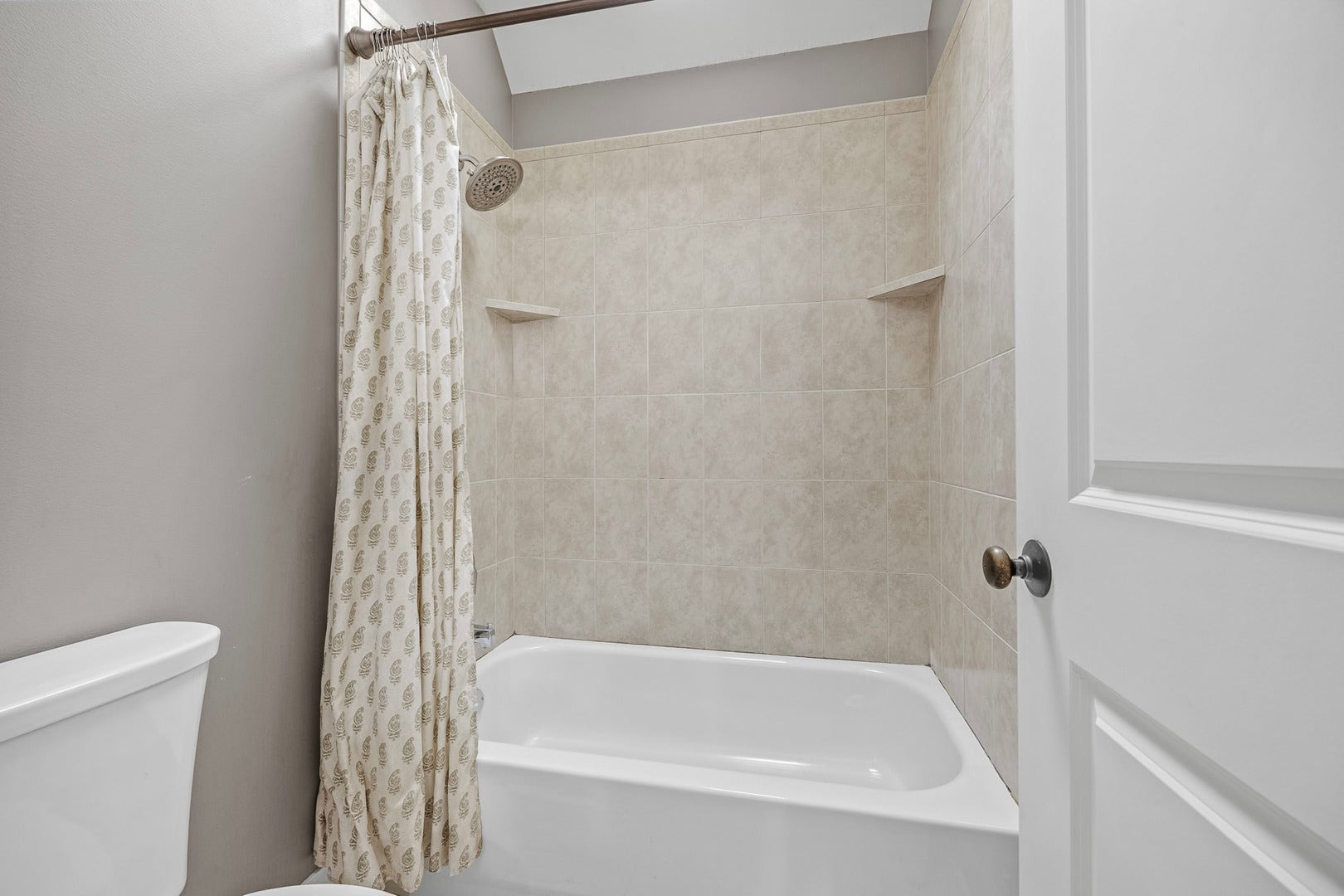 4767 Sassafras Lane, Naperville, IL 60564 Jack-n-Jill Bathroom
