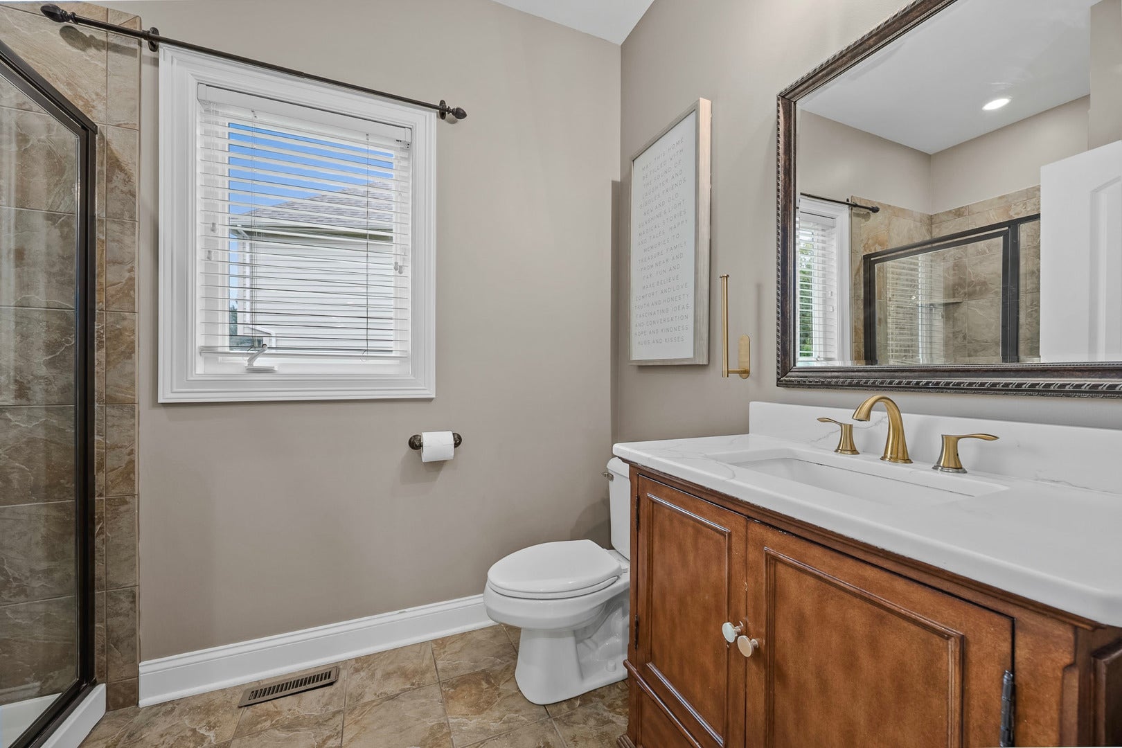 4767 Sassafras Lane, Naperville, IL 60564 1st FLOOR FULL BATHROOM