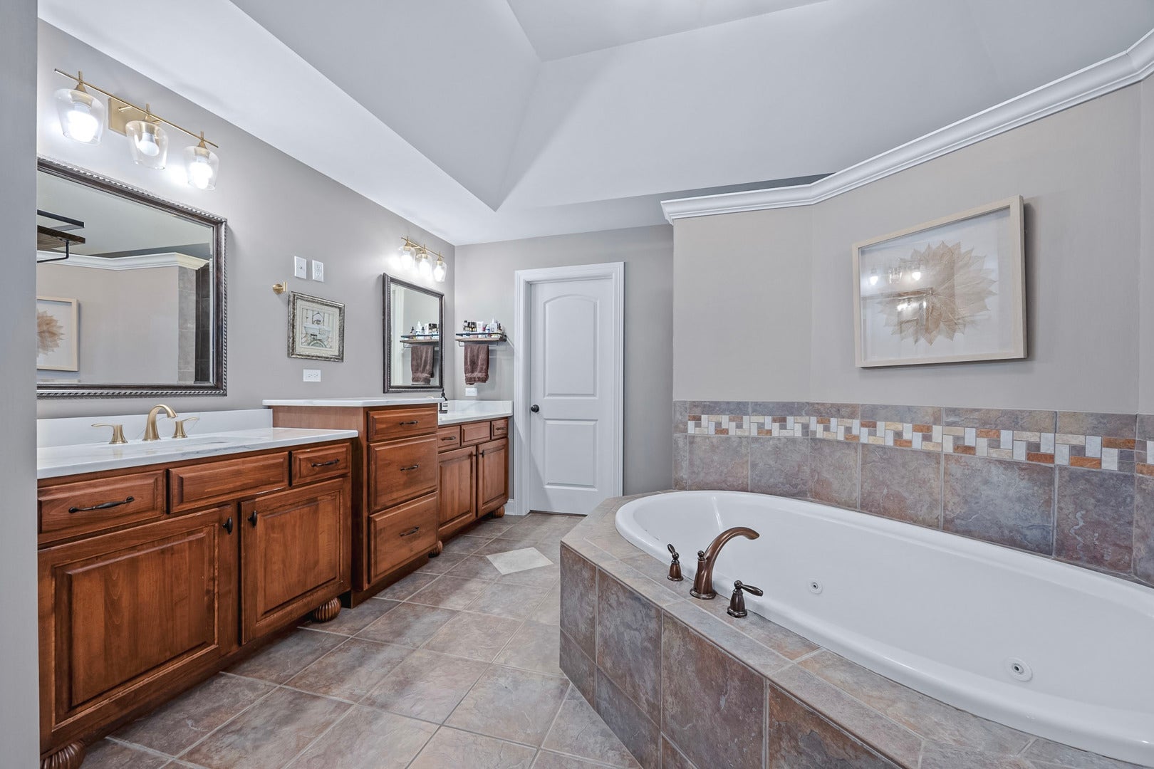 4767 Sassafras Lane, Naperville, IL 60564 PRIMARY BATHROOM SUITE