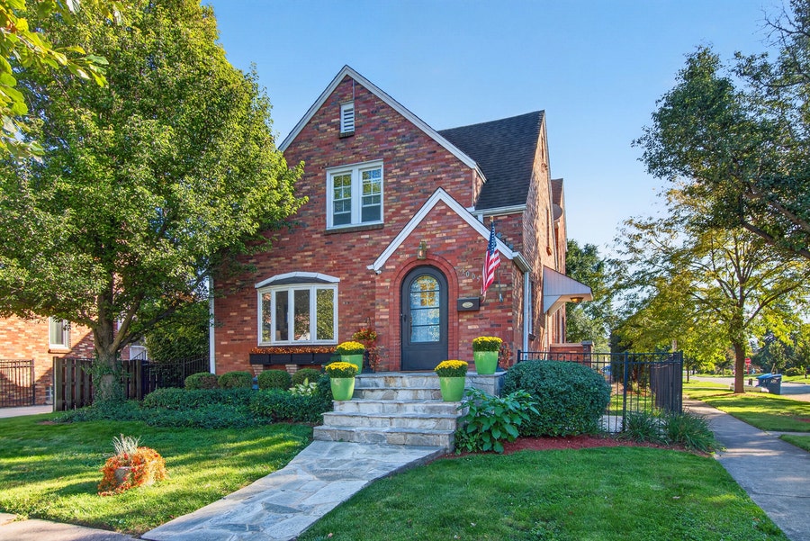 Property photo for 1005 Woodlawn Avenue, Des Plaines, IL