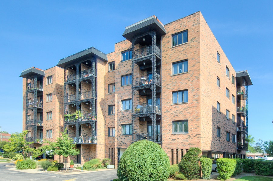 Property photo for 9396 Landings Lane, #402, Des Plaines, IL