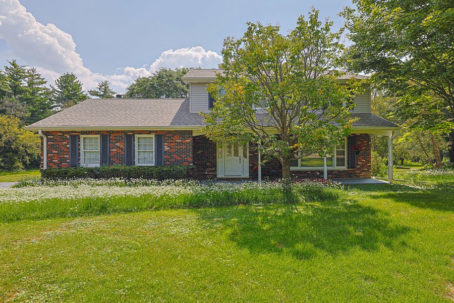 Property photo for 52 Darlington Drive, Hawthorn Woods, IL