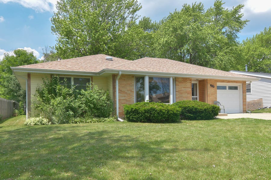 Property photo for 514 Hillcrest Lane, Lindenhurst, IL