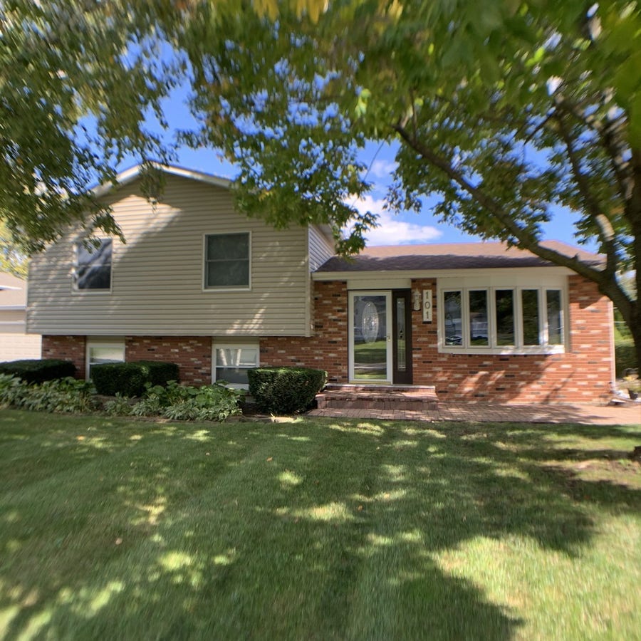 Property photo for 101 Hickory Drive, Lindenhurst, IL