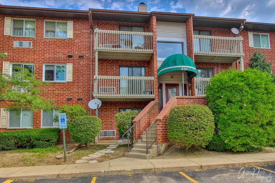 Property photo for 820 N Lakeside Drive, #1B, Vernon Hills, IL