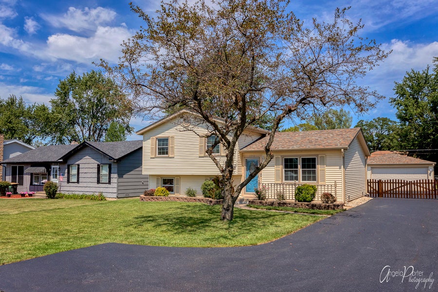 Property photo for 2316 E Grand Avenue E, Lindenhurst, IL