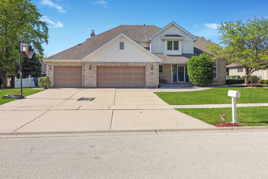 Property photo for 1950 Cambridge Lane, New Lenox, IL