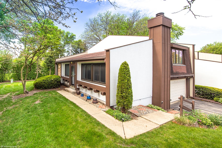 Property photo for 39 Briarwood Lane, Indian Head Park, IL