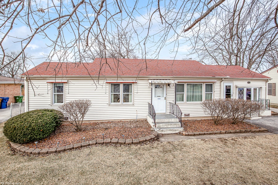 Property photo for 8732 S New England Avenue, Oak Lawn, IL