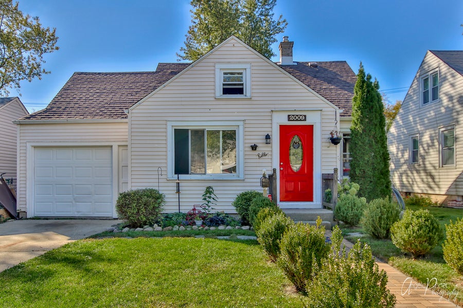 Property photo for 2009 Marshall Avenue, Waukegan, IL