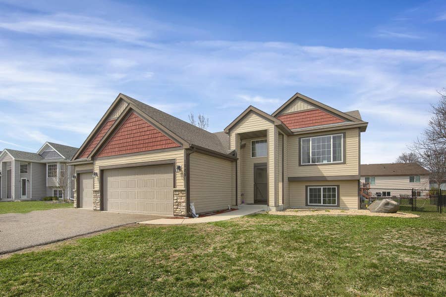 Property photo for 1825 10th Street NE, Buffalo, MN