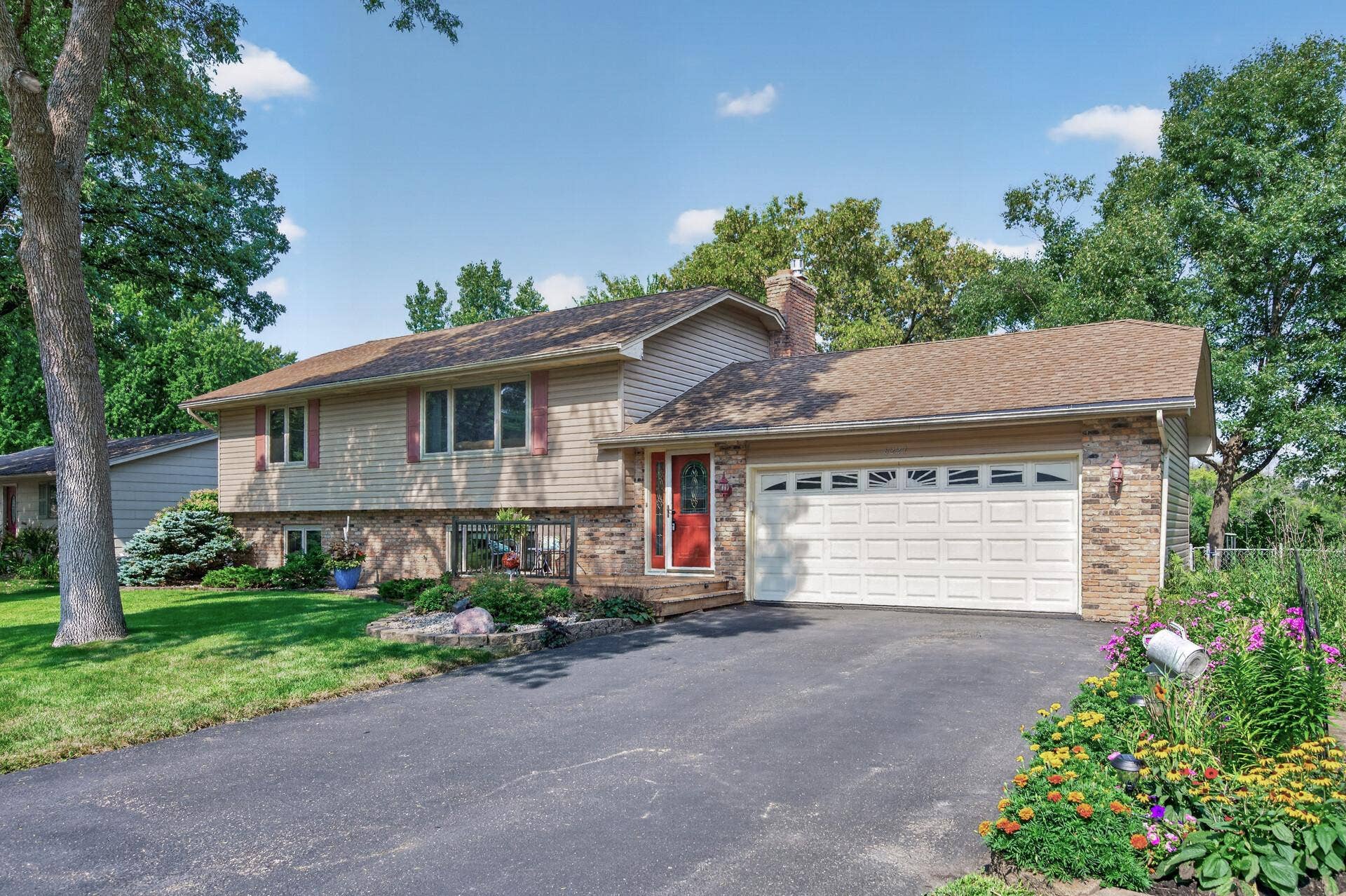 6227 Annapolis Lane N, Maple Grove, MN 55311 Welcome home to 6227 Annapolis Lane in Maple Grove.
