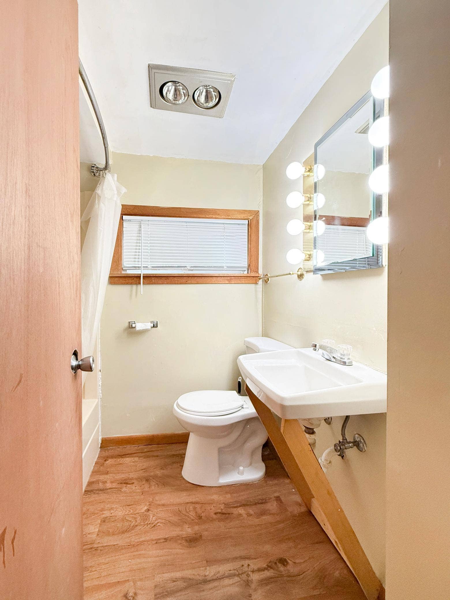 522 9th Street NW, Bemidji, MN 56601 Main Level Bathroom