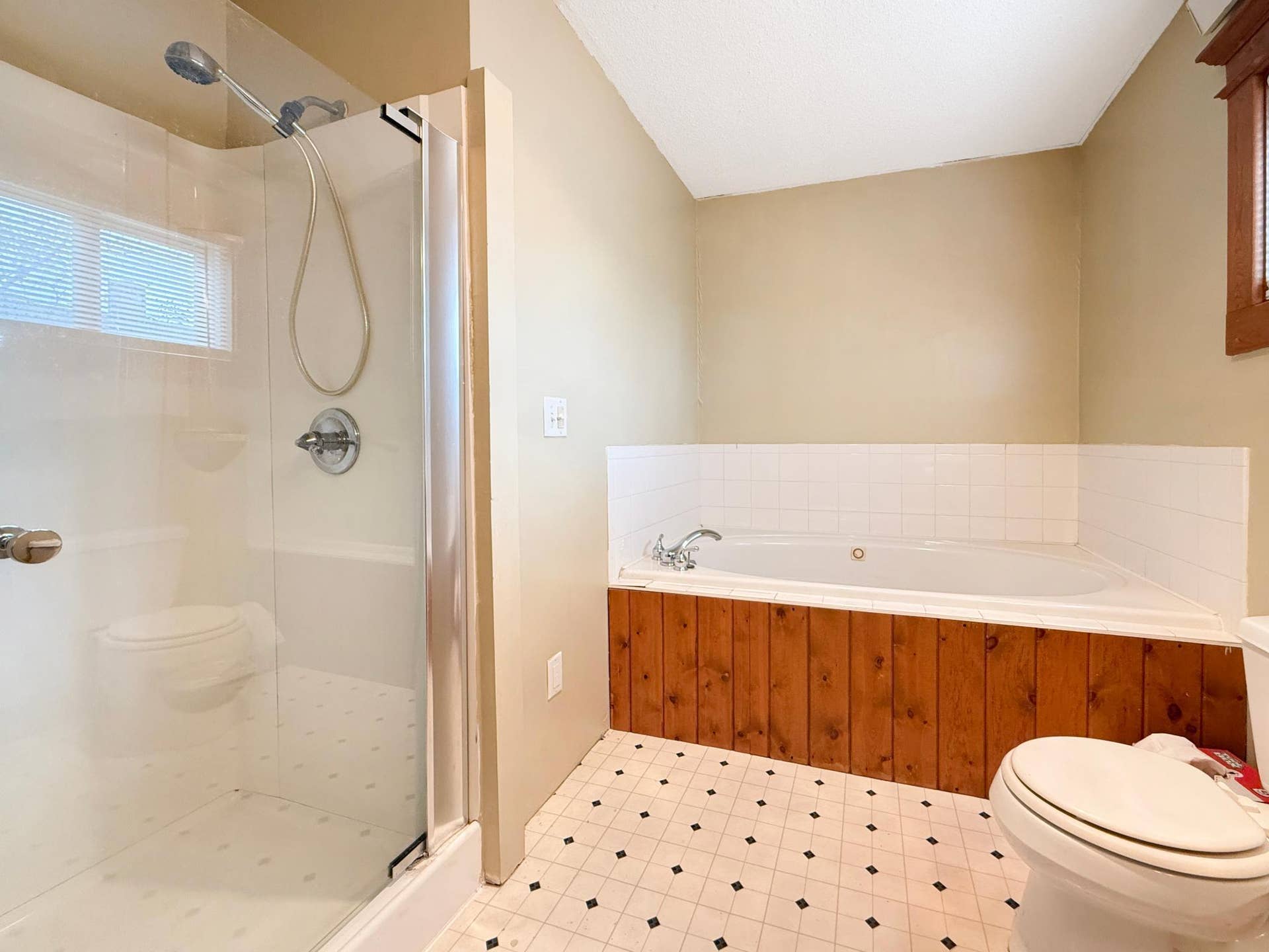 522 9th Street NW, Bemidji, MN 56601 Upper Bathroom