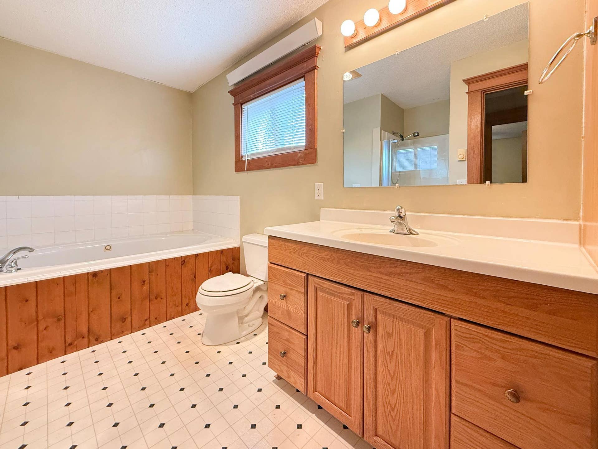 522 9th Street NW, Bemidji, MN 56601 Upper Bathroom