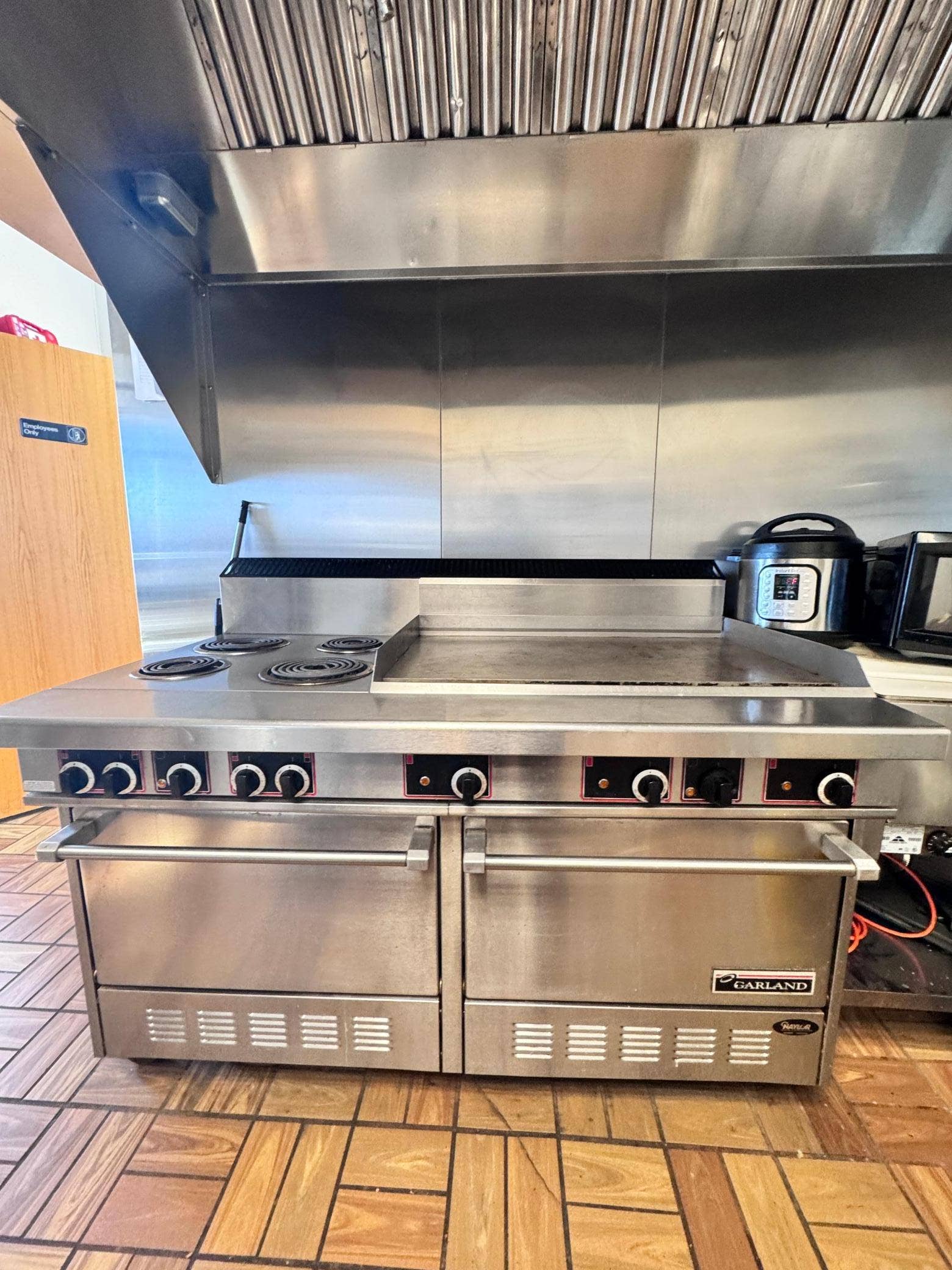 119 2nd Street NW, Bemidji, MN 56601 This is the piece of equipment that is under utilized! You can add burgers and grilled sandwiches to your menu. This range has 4 burners- perfect for curating the home made soups, a flat top griddle and a double oven.