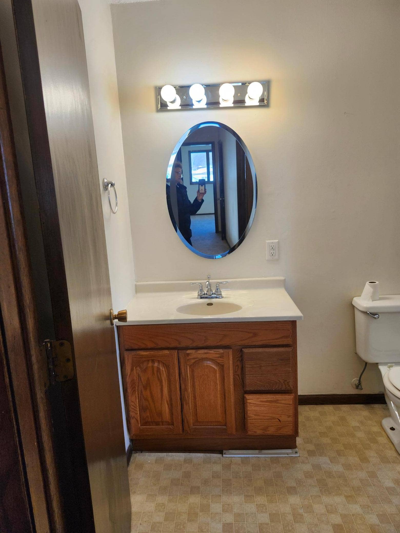 1747 Upper Level Full Bath