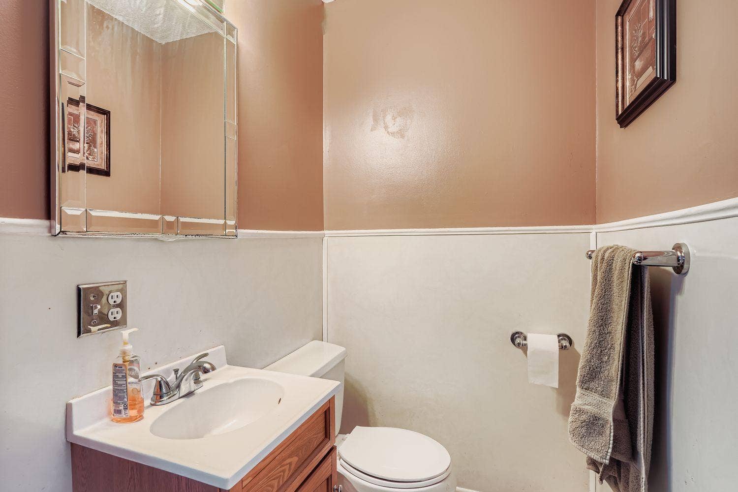 1745 Main level 1/2 bath