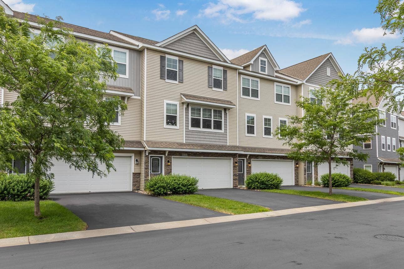 8720 Granite Circle, Woodbury, MN 55129 Welcome home to 8720 Granite Circle!