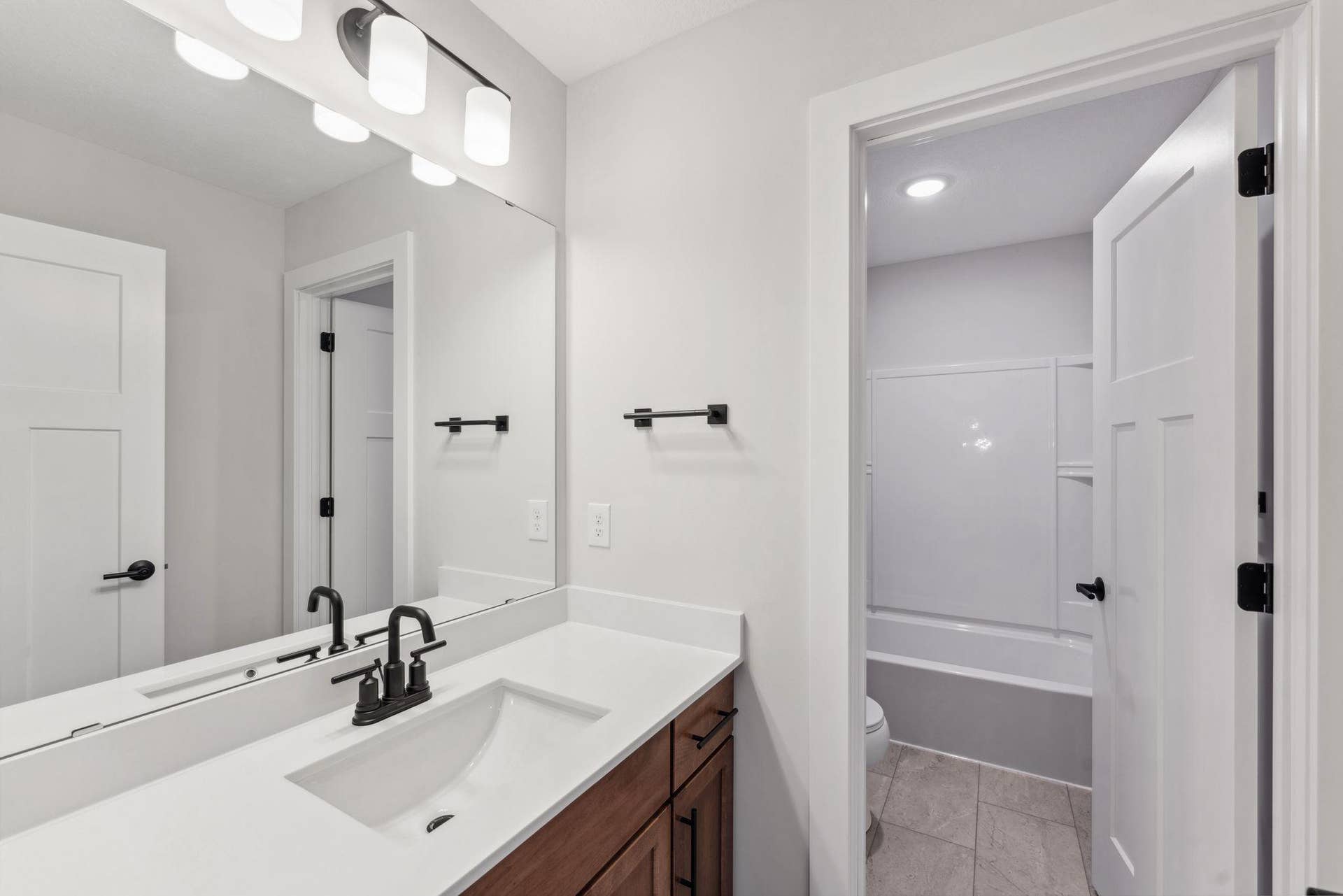 Upper Level Main Bathroom.