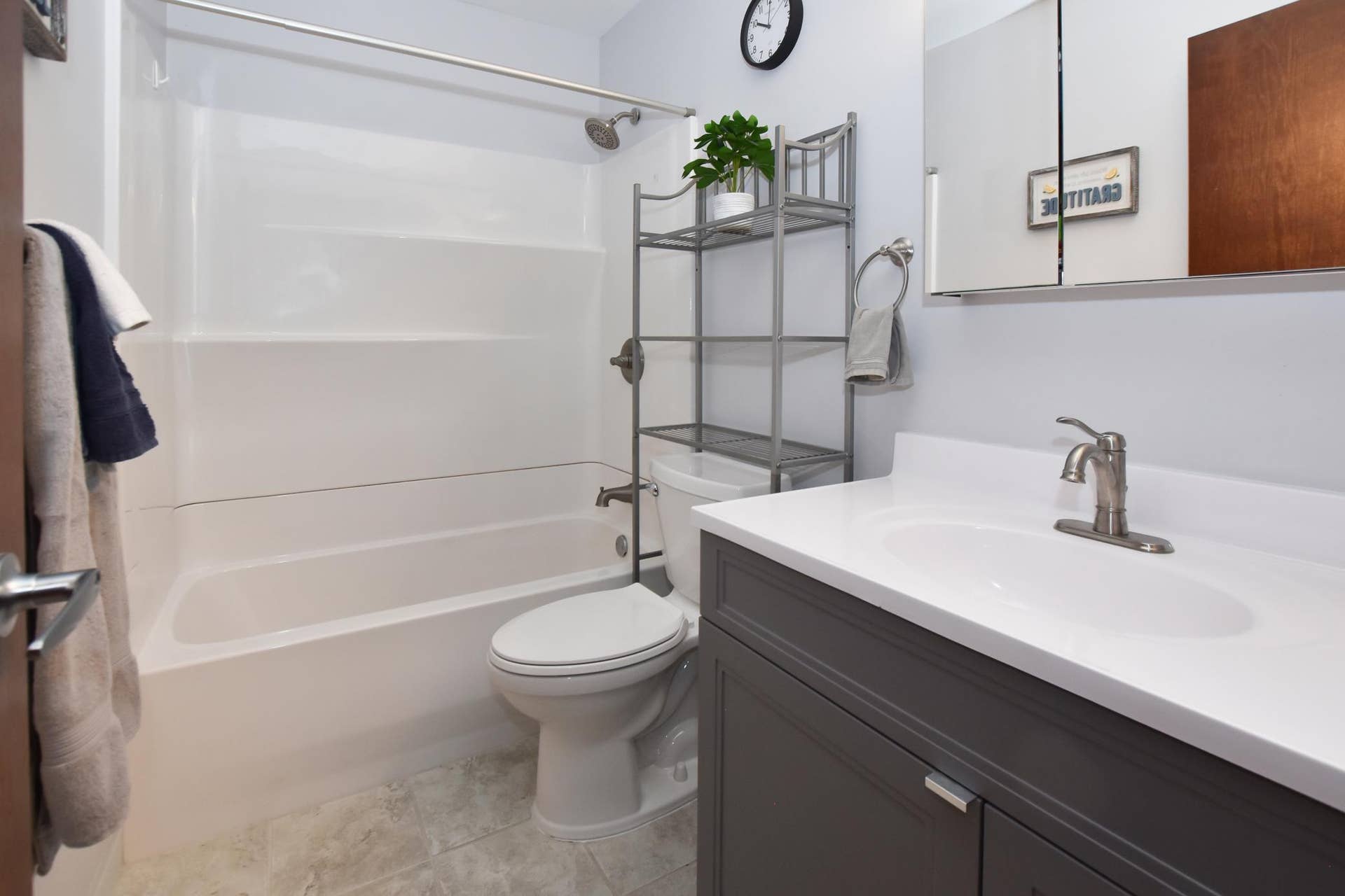 1860 Mcmenemy Street, #I, Maplewood, MN 55117 Upstairs bathroom