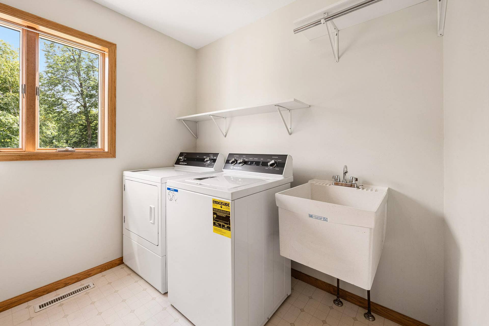 12370 Ravine Circle N, Stillwater, MN 55082 Main Floor Laundry with Tub